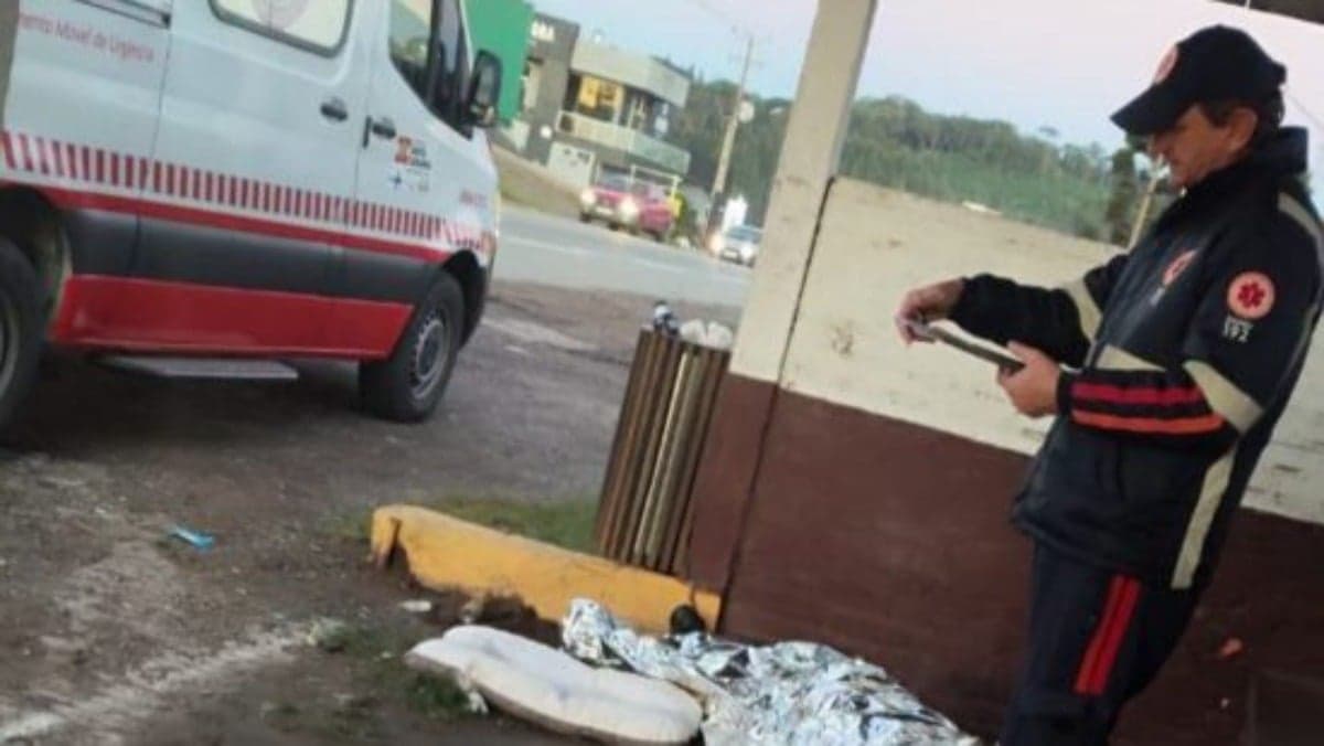 Homem em situação de rua foi encontrado morto em ponto de ônibus em São Bento do Sul (SC) — Foto: São Bento Notícias