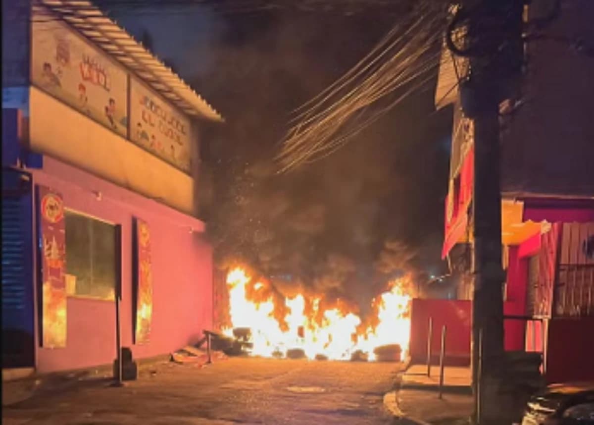 Criminosos colocaram fogos em barricadas no Complexo da Maré para impedir a chegada da polícia — Foto: Reprodução/TV Globo