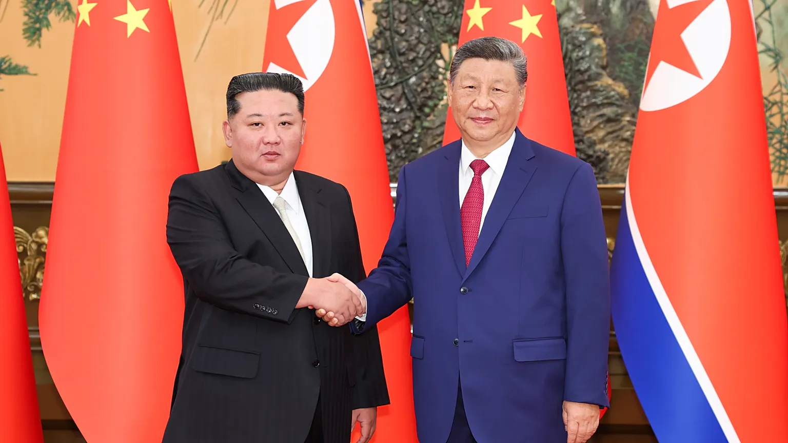 Presidente chinês Xi Jinping e o líder norte-coreano Kim Jong-un