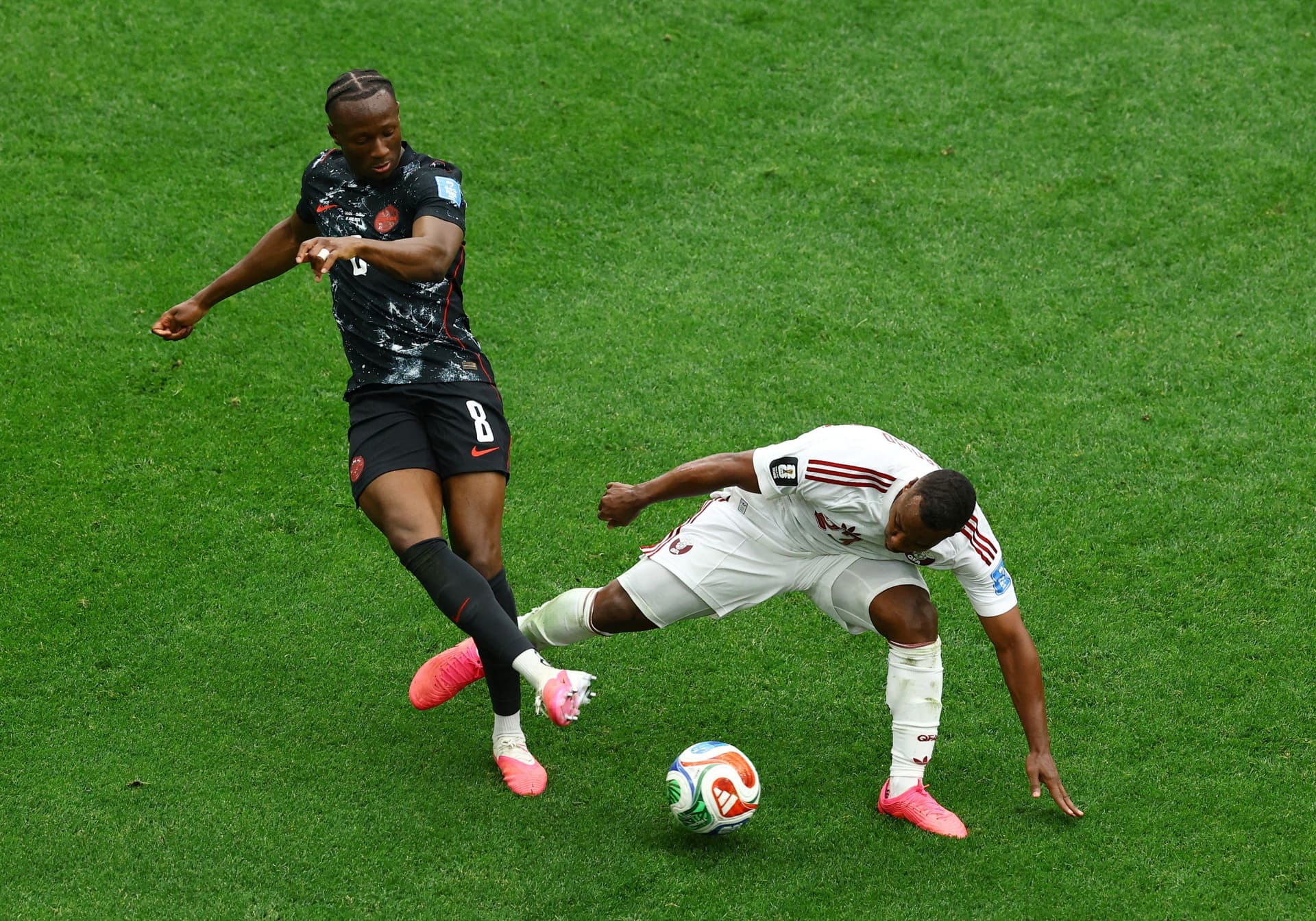 Madibo, do Catar, comete falta em Ismael Kone, do Canadá, antes de ser expulso — Foto: Albert Gea