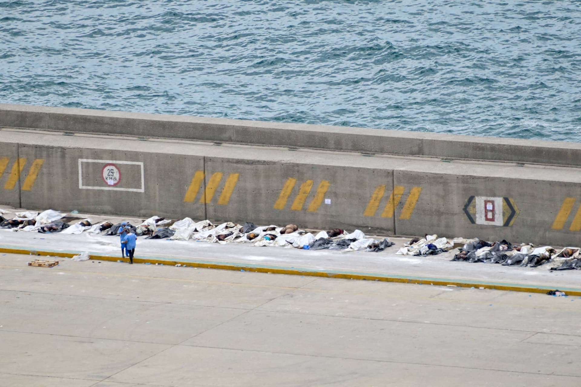 Corpos encontrados nos escombros estão sendo levados para o porto de La Guaira — Foto: Federico Parra