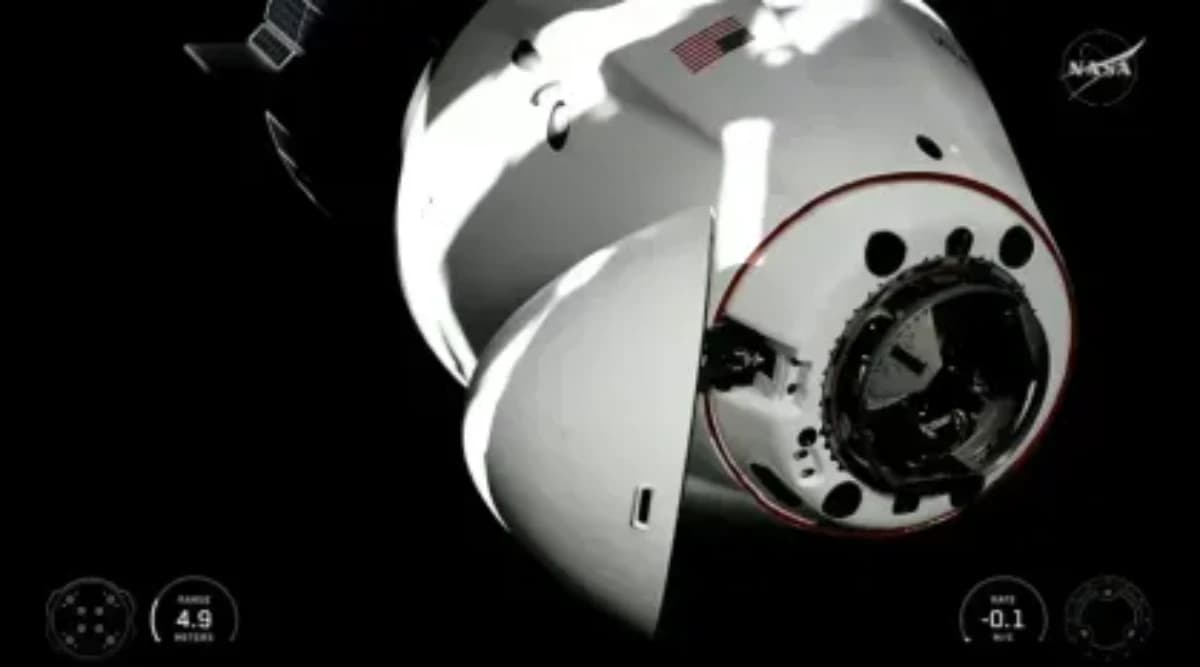 Cápsula Dragon da SpaceX, que transporta a tripulação da Crew-12, acopla-se à Estação Espacial Internacional • NASA/YouTube