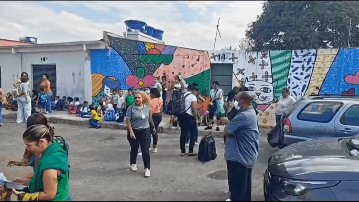 Incêndio ao lado de escola faz cerca de 200 alunos serem retirados de salas de aula às pressas em BH — Foto: CBMMG/Divulgação