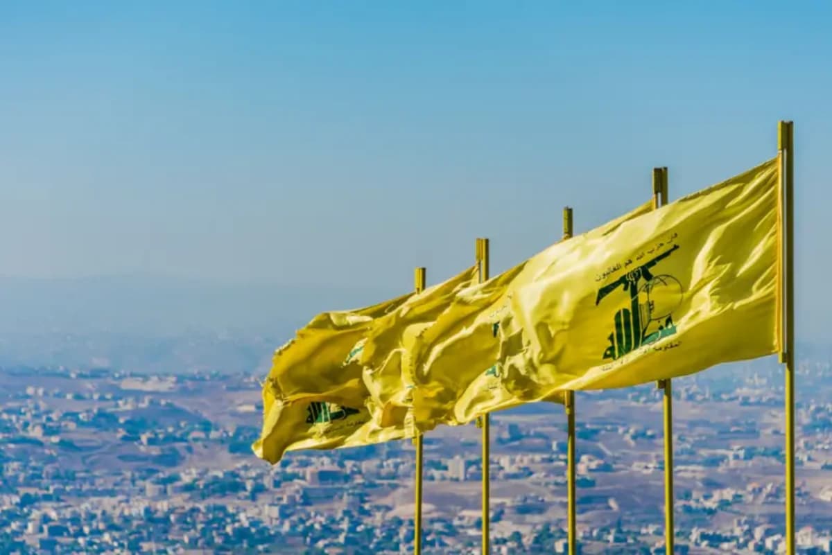Bandeiras do Hezbollah, um grupo islâmico xiita fundado no Líbano em 1982