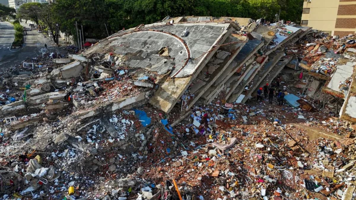 Vista aérea de prédios que desabaram após terremotos em Caraballeda, no estado de La Guaira, Venezuela - Imagem: MIGUEL MEDINA