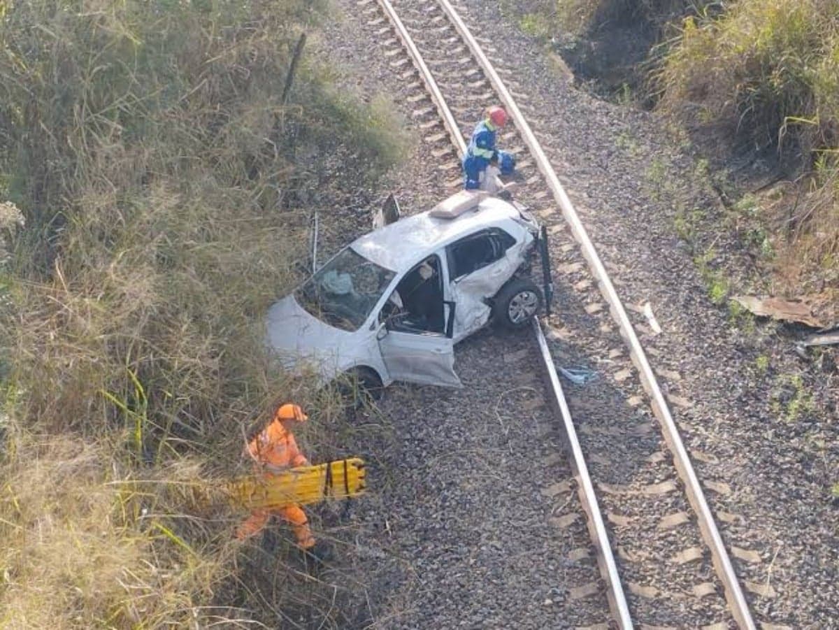 Carro capotou e ficou em linha férrea às margens da BR-262 - Foto: CBMMG/Divulgação