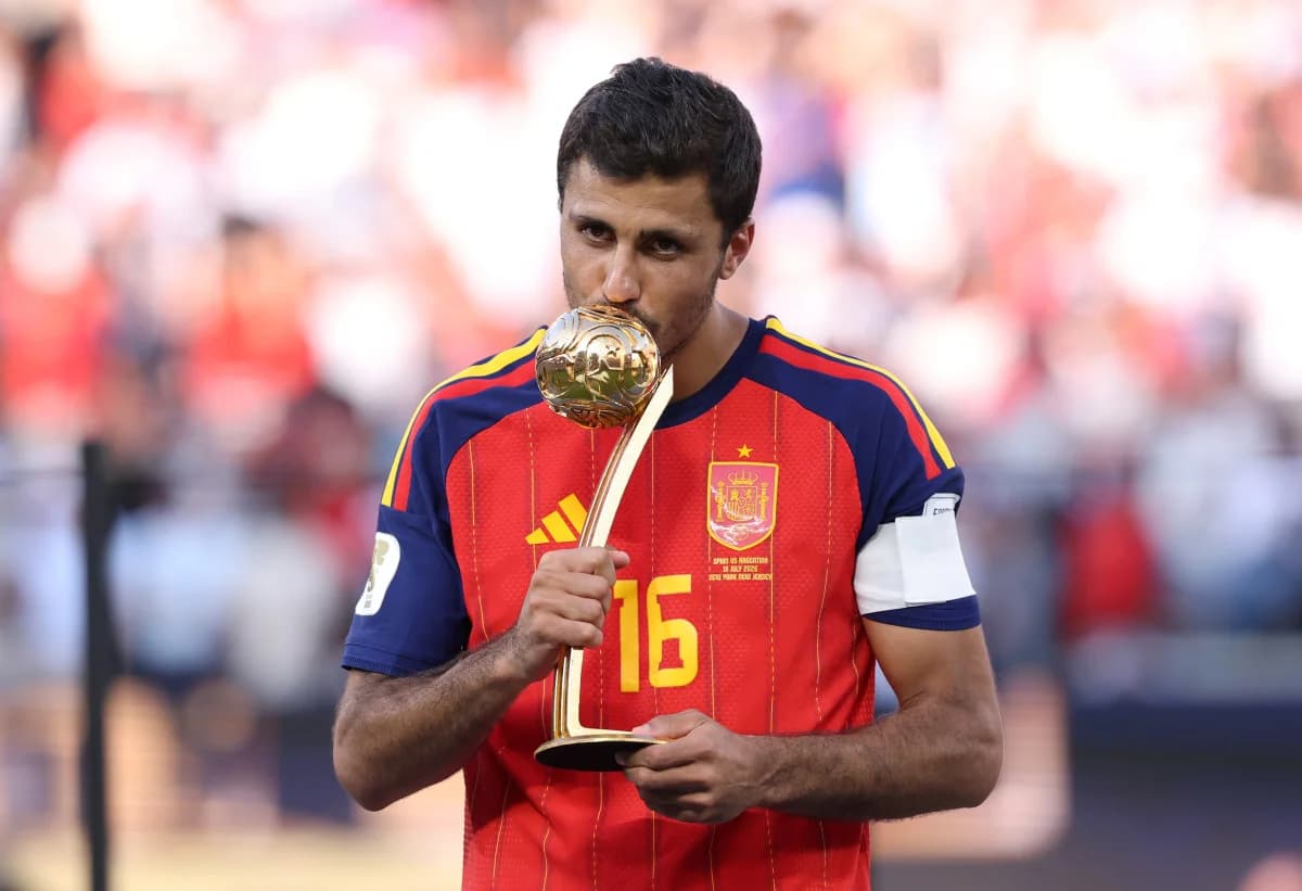 Campeão da Copa do Mundo e grande nome da seleção espanhola no torneio, o meio-campista Rodri foi eleito o melhor jogador do Mundial 2026 - Foto:  Carl Recine
