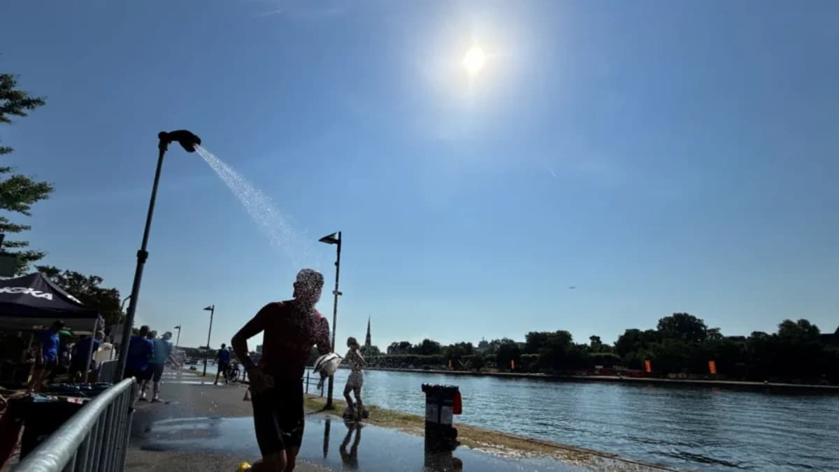 Atleta corre ao lado de um chuveiro perto para se refrescar durante a onda de calor - Imagem: Timm Reichert