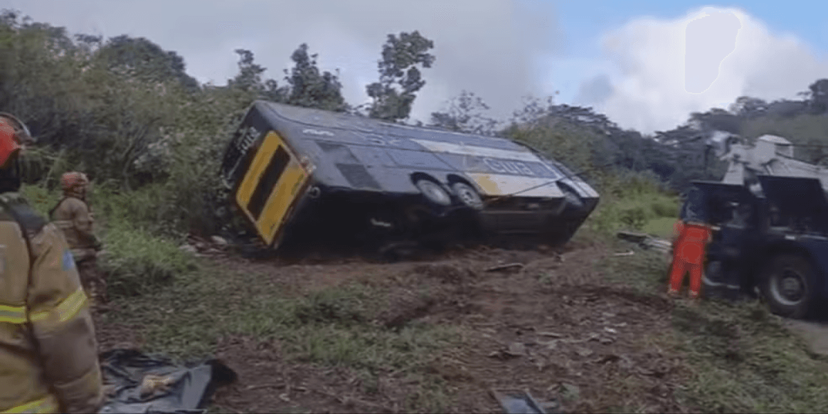 Dez pessoas que saíram de Belo Horizonte morrem após ônibus tombar em Petrópolis, no Rio de Janeiro. — Foto: TV Globo