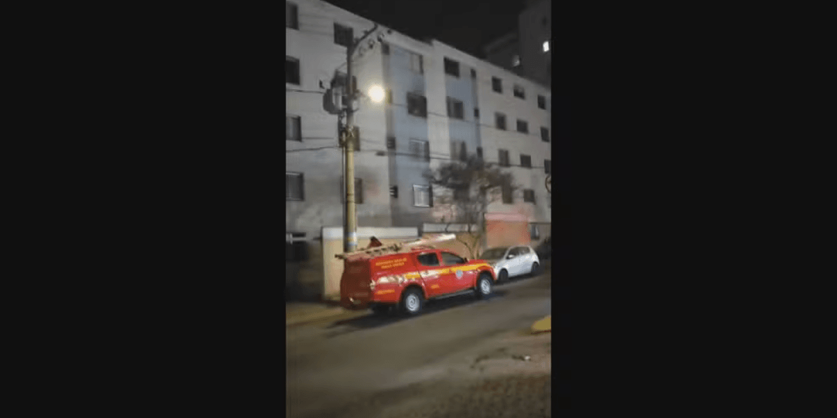 Bombeiros atendem a ocorrência de incêndio em apartamento, no bairro Santa Efigênia, em BH — Foto: Redes sociais