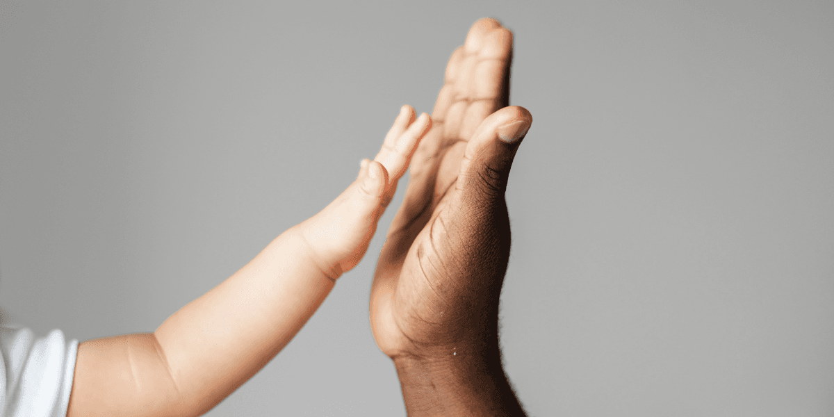 Gesto de carinho entre uma criança e um adulto | Paternidade | Adoção | Pai e filho - Foto: Freepik