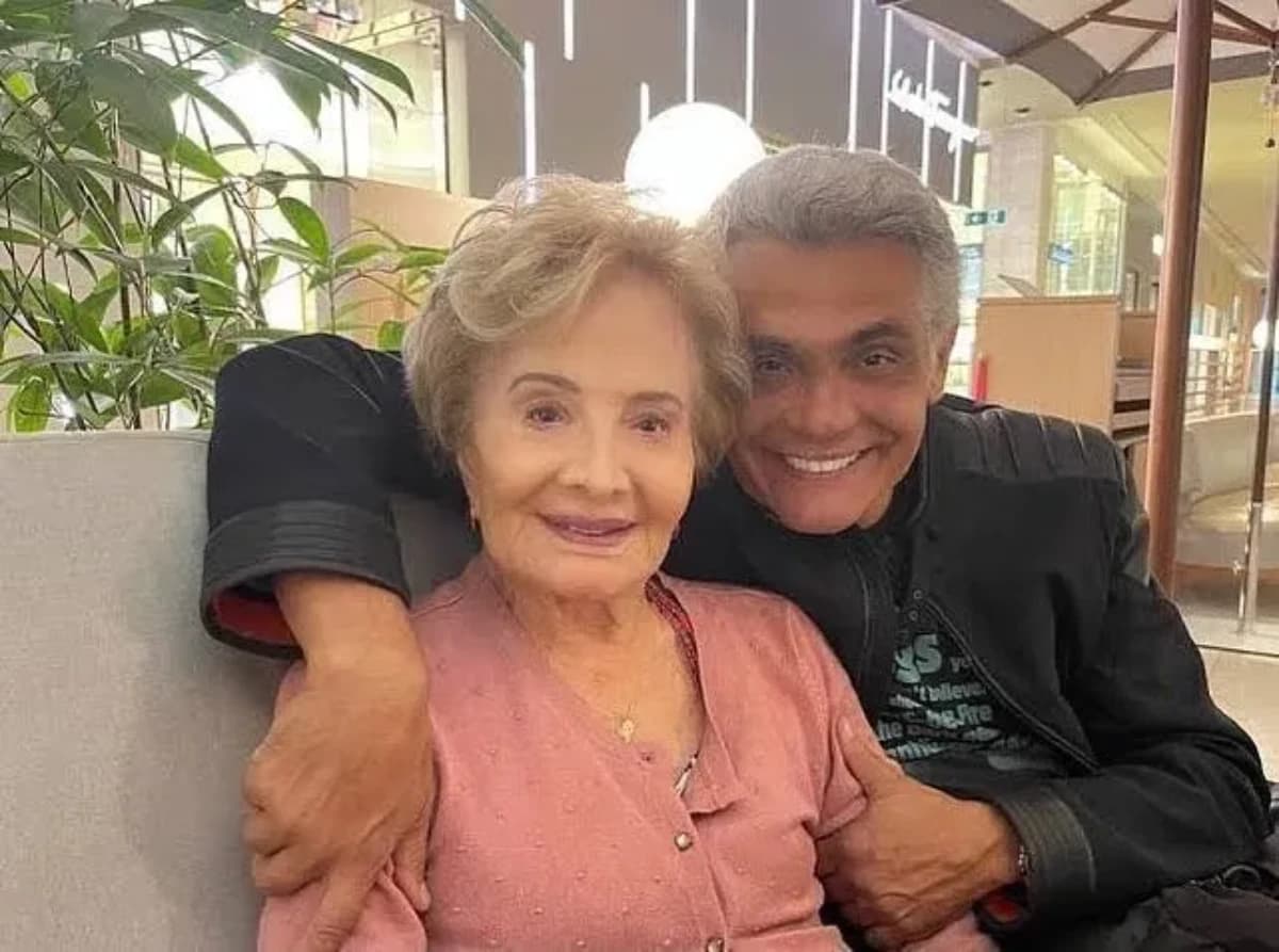 Atriz Glória Menezes ao lado de seu filho, o ator Tarcísio Filho - Foto: Reprodução / Instagram