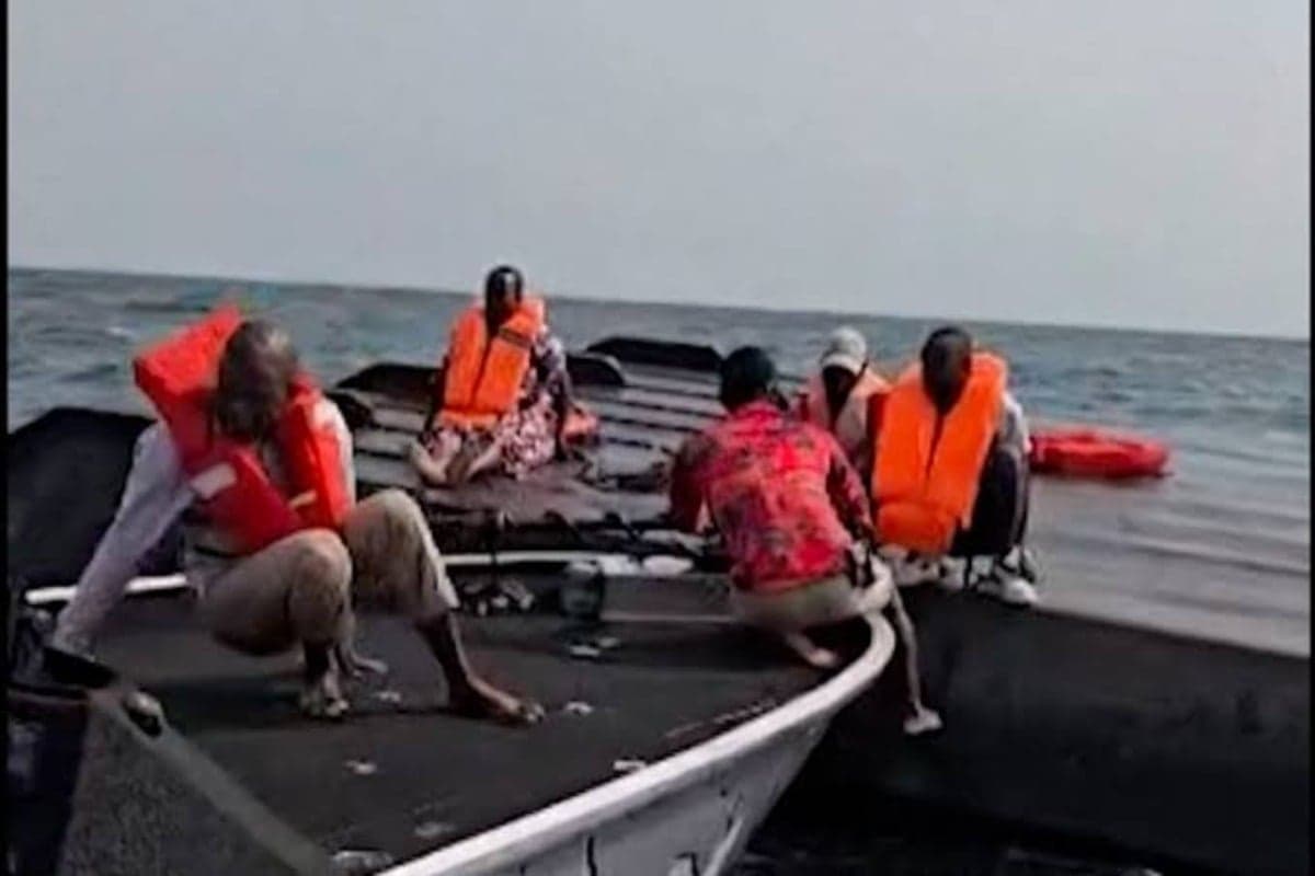 Passageiros sendo resgatados após uma embarcação virar no Lago Kariba, no Zimbábue, ao enfrentar fortes ondas