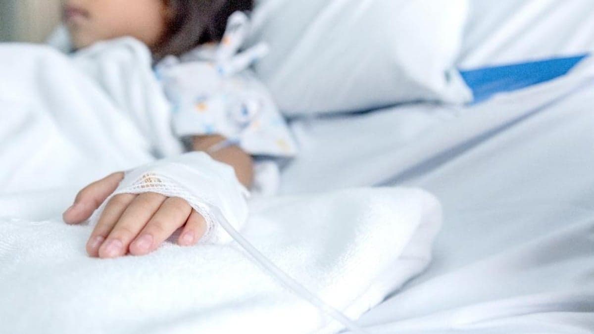 Criança internada deitada em um leito hospitalar - Imagem ilustrativa