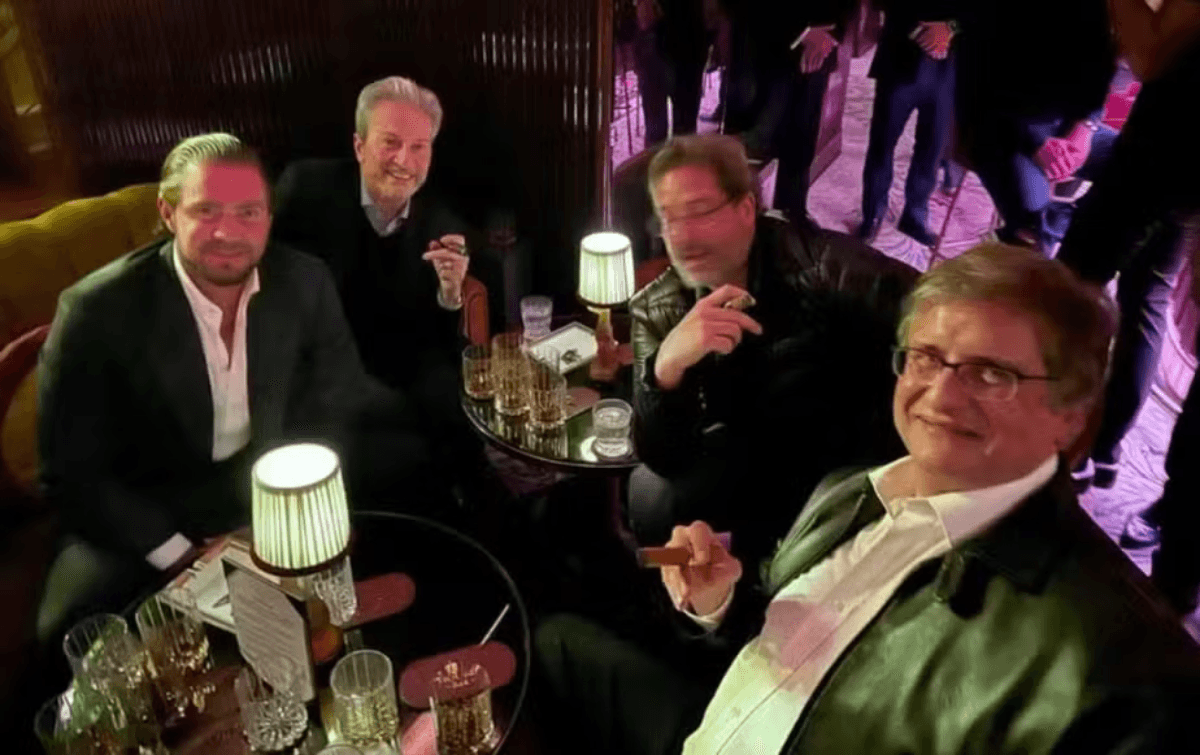 Foto encaminhada a celular de Vorcaro mostra banqueiro com Paulo Gonet fumando charuto, em Londres - Foto: Reprodução