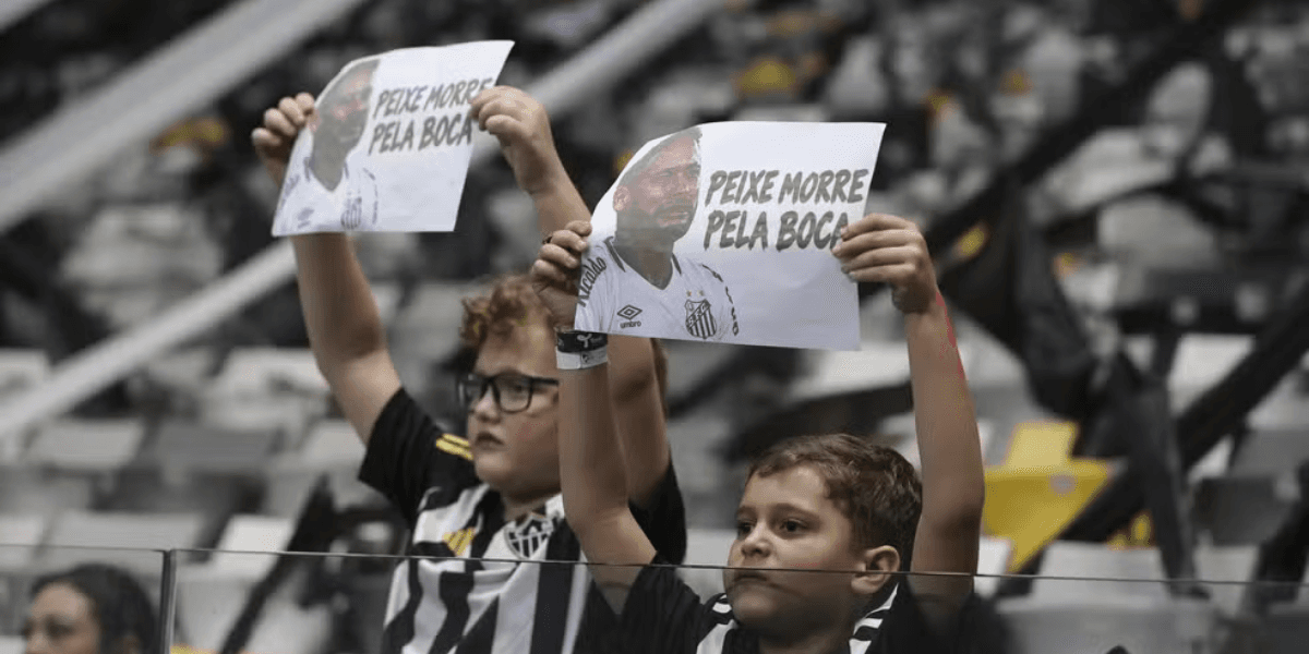 Torcida do Atlético-MG provoca Neymar — Foto: Gilson Lobo