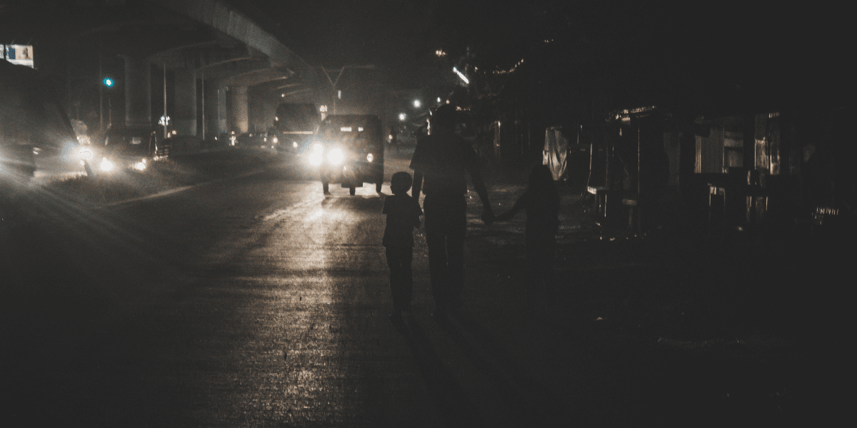 Local sem luz | Pessoas caminhando por uma rua escura à noite sem energia - Foto: Reprodução / Freepik