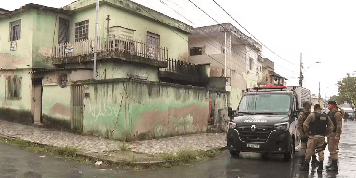 Polícia e Bombeiros Militares são acionados para incêndio no bairro Piratininga, em BH — Foto: TV Globo
