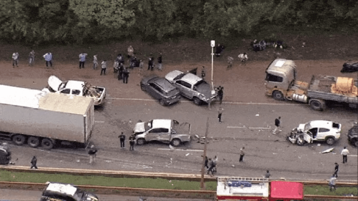Ao menos 20 veículos se envolveram em engavetamento na BR-040 em BH - Foto: TV Globo