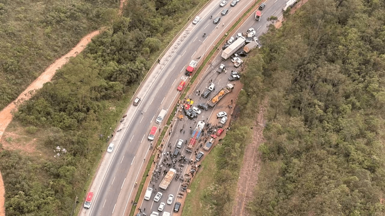 BR-040 é interditada após engavetamento com 20 veículos