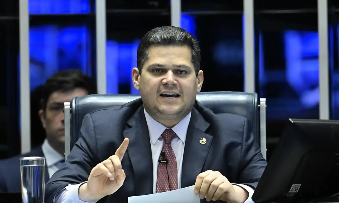 Senado avança em discussão de PEC que acaba com a escala 6x1