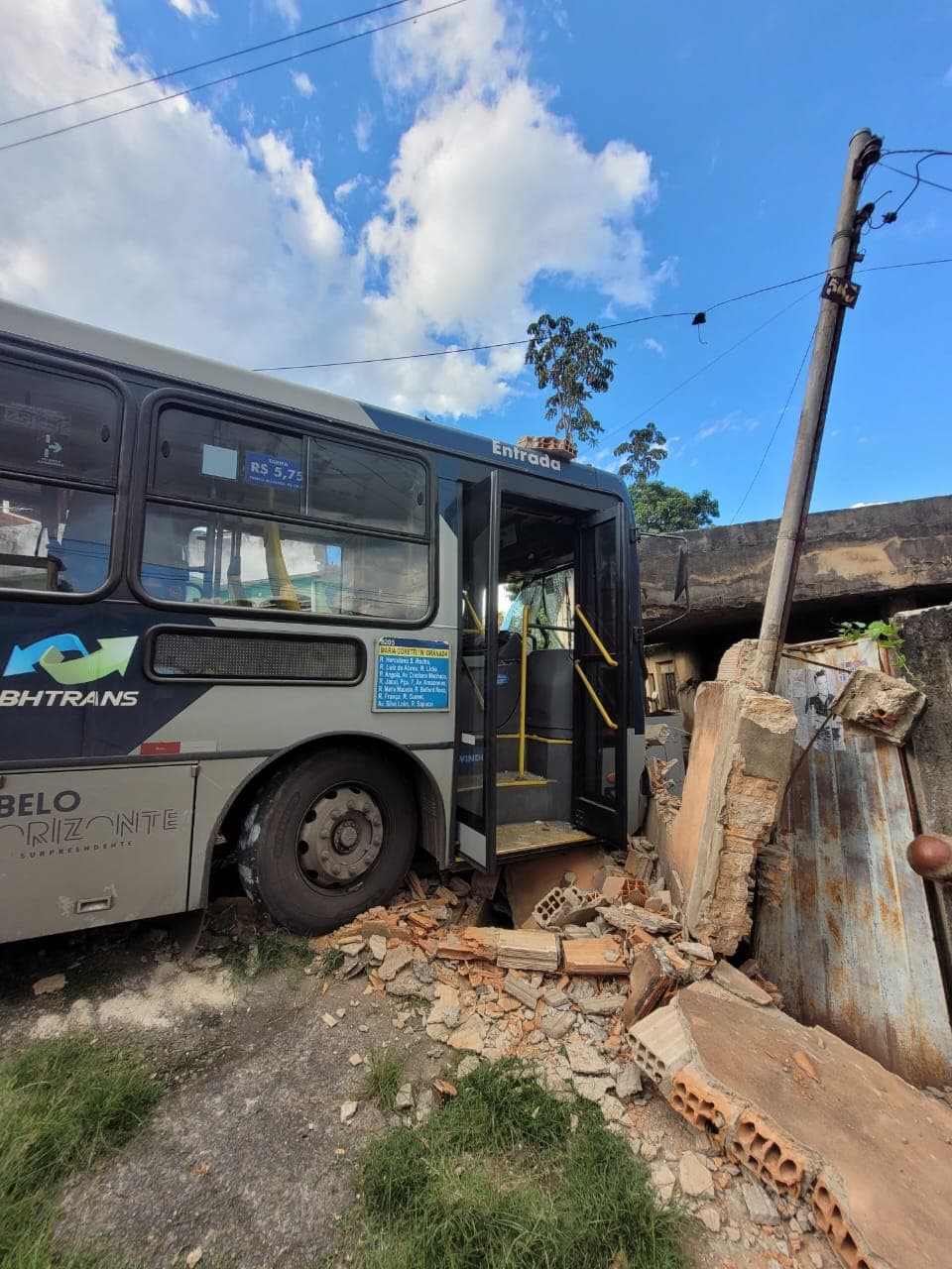 Após briga por “pular roleta”, ônibus invade casa no bairro Maria Goretti, em BH
