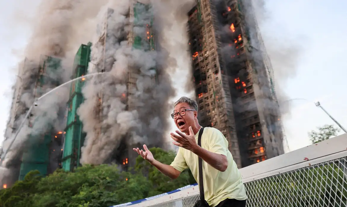 Autoridades de Hong Kong elevam para 128 o número de mortos em incêndio