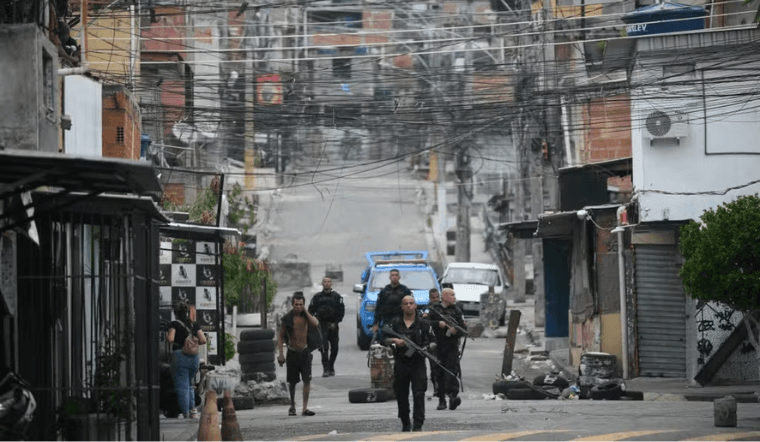 Corregedoria prende PMs por roubo de fuzil durante Operação na Penha e Alemão
