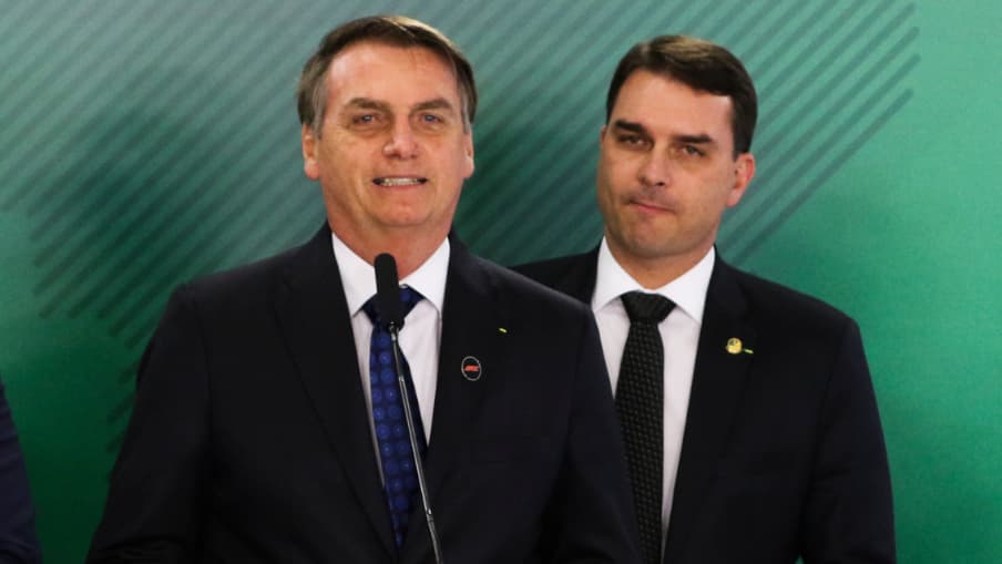 Flávio Bolsonaro fala em "propósito de Deus" e se compara ao pai