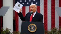 Trump anuncia novas tarifas comerciais e prevê taxa de 10% a produtos brasileiros