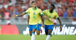 Raphinha-e-Vini-Jr-pela-Selecao-Brasileira-