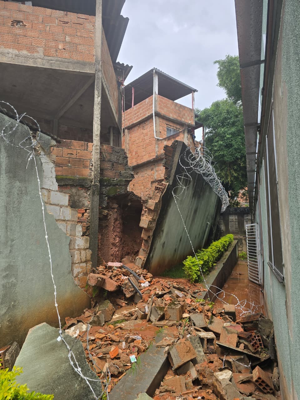 Chuvas causam risco de desabamento de muro próximo à hospital em Belo Horizonte