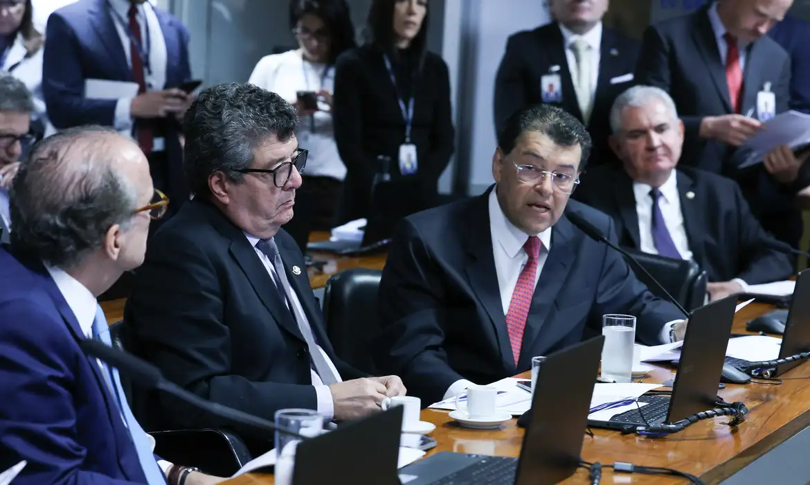 Comissão do Senado aprova aumento da taxação de fintechs e bets