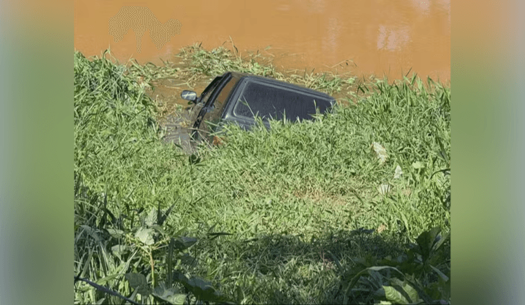 Corpo é encontrado em porta-malas de carro submerso em Betim