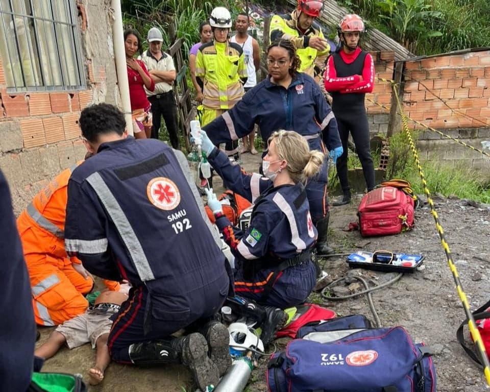 Criança soterrada por muro na Grande BH é reanimada por 50 minutos e está intubada