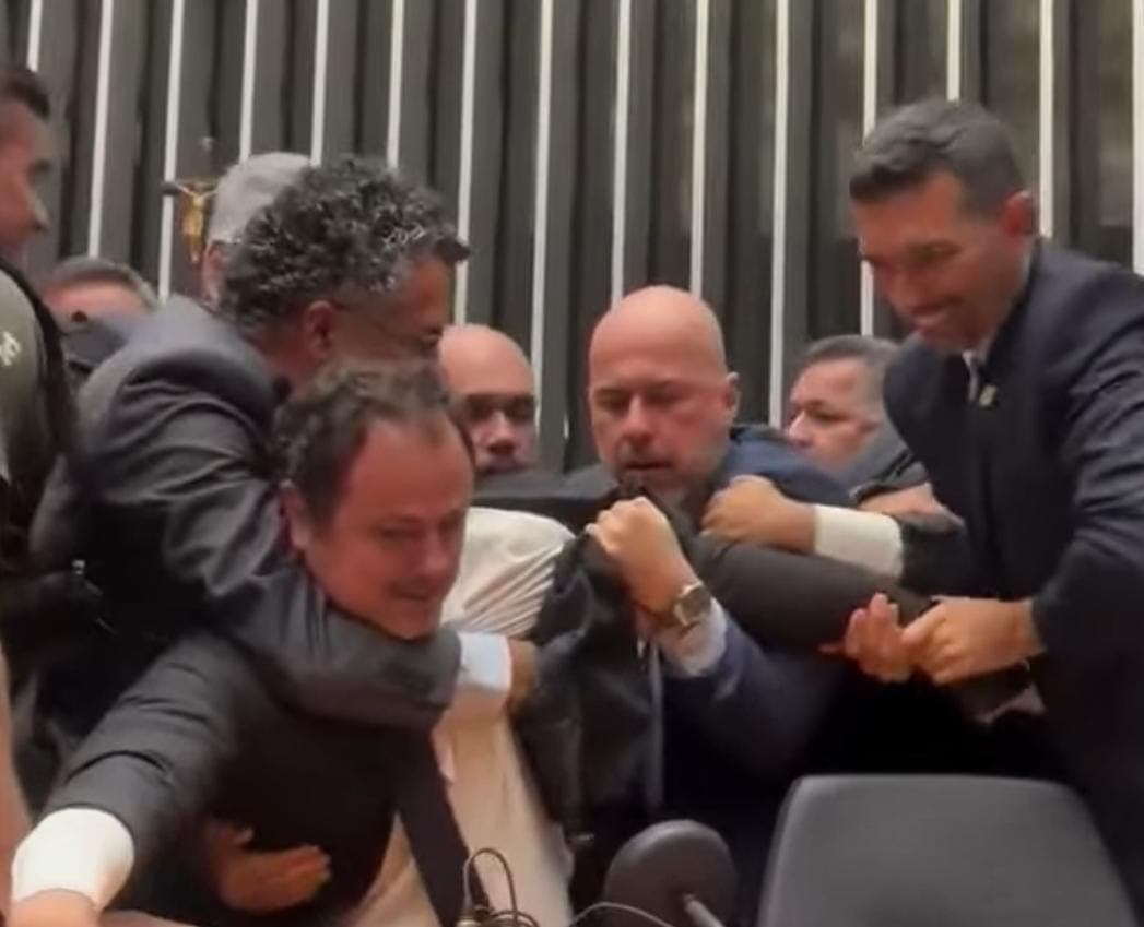 Deputado Glauber Braga é retirado à força da Mesa da Câmara em protesto contra votação de sua cassação