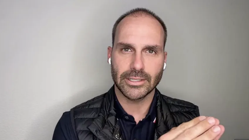 Eduardo Bolsonaro lamenta retirada de sanções a Moraes