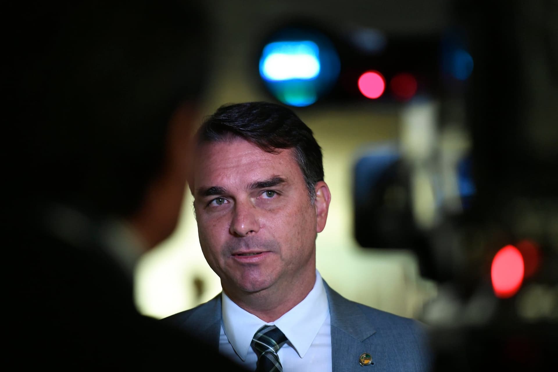 Flávio Bolsonaro aciona TCU para apurar possíveis irregularidades envolvendo INSS e filho de Lula