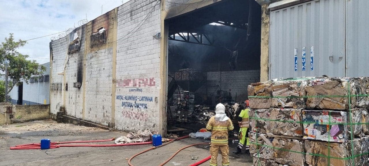 Incêndio atinge galpão de recicláveis no bairro Jardinópolis, em BH