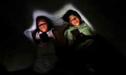 crianças no ambiente digital – adolescente mexendo no celular