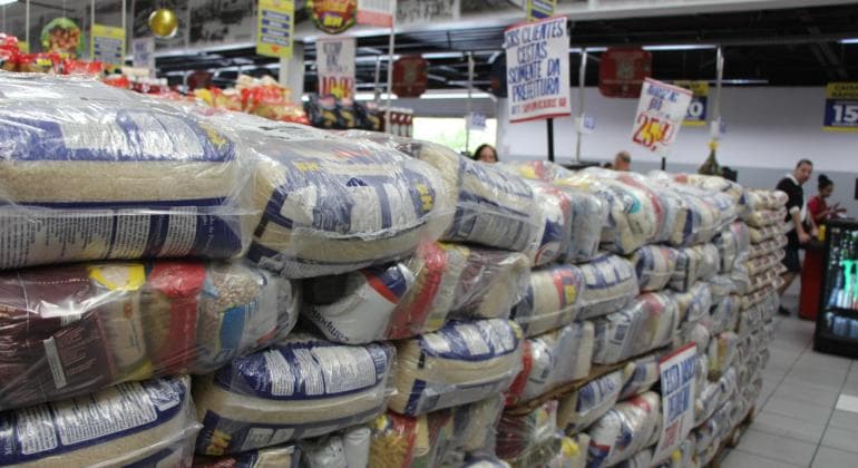 Prefeitura de BH inicia entrega de cestas de alimentos para estudantes durante as férias escolares