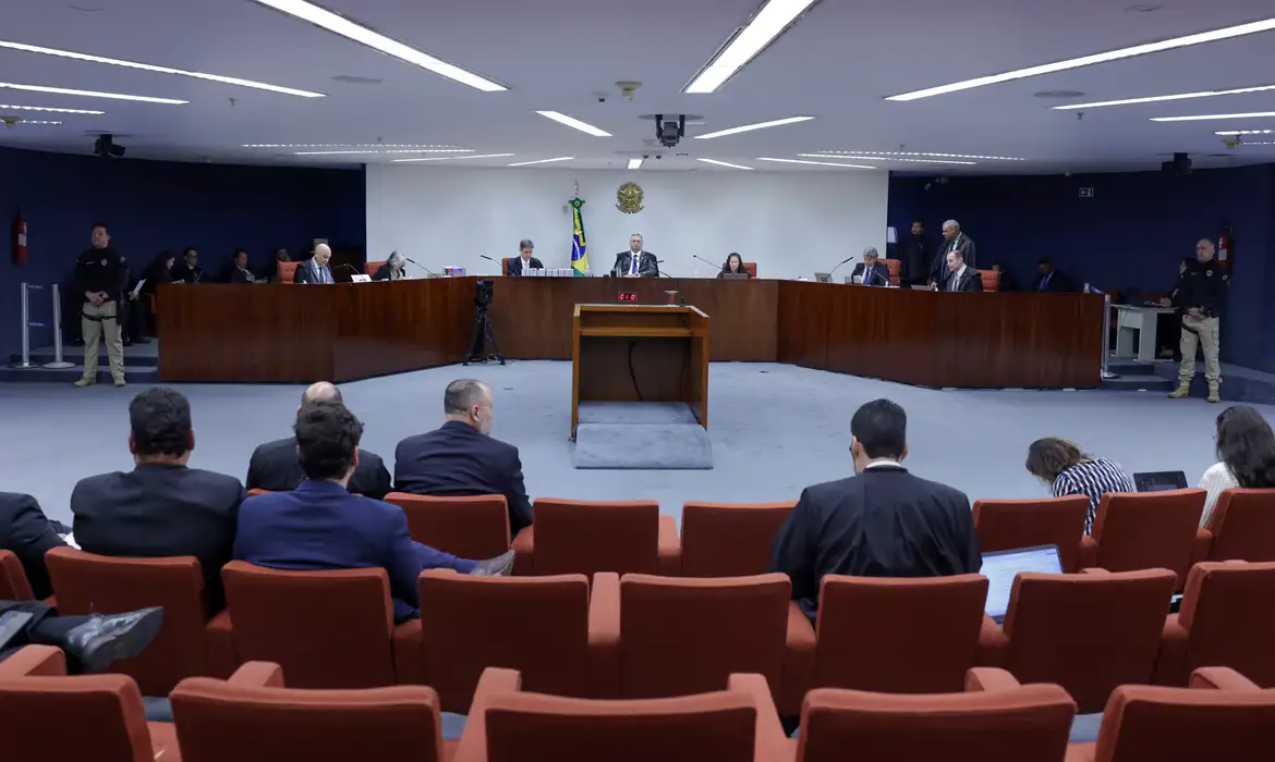 STF tem maioria para condenar PMs do DF por atos do 8/1