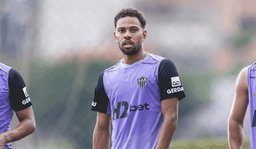Renan Lodi se apresenta na Cidade do Galo e faz primeiro treino
