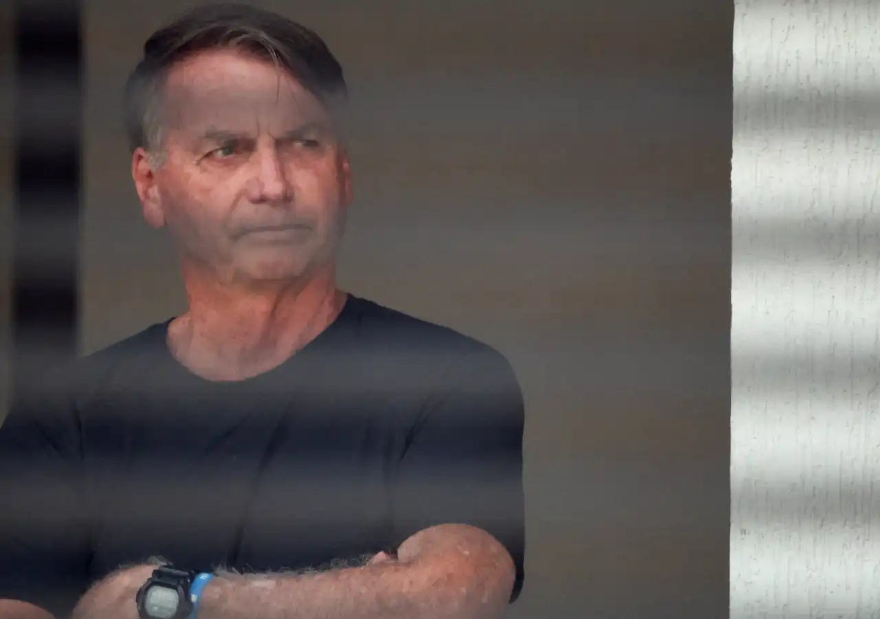 Defesa usa queda para pedir prisão domiciliar a Bolsonaro