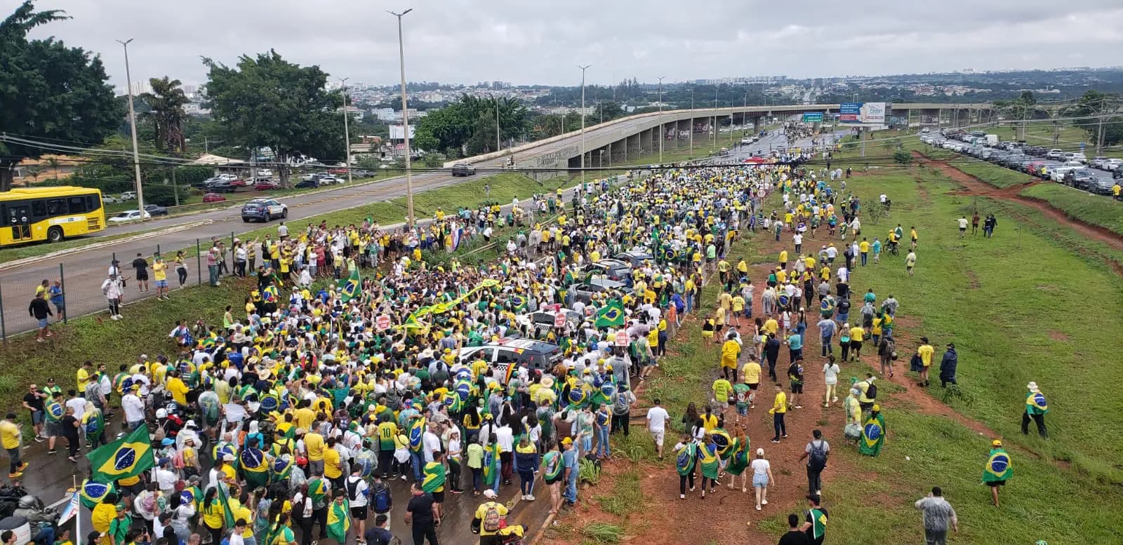 Michelle e Carlos participam do encerramento de caminhada liderada por Nikolas