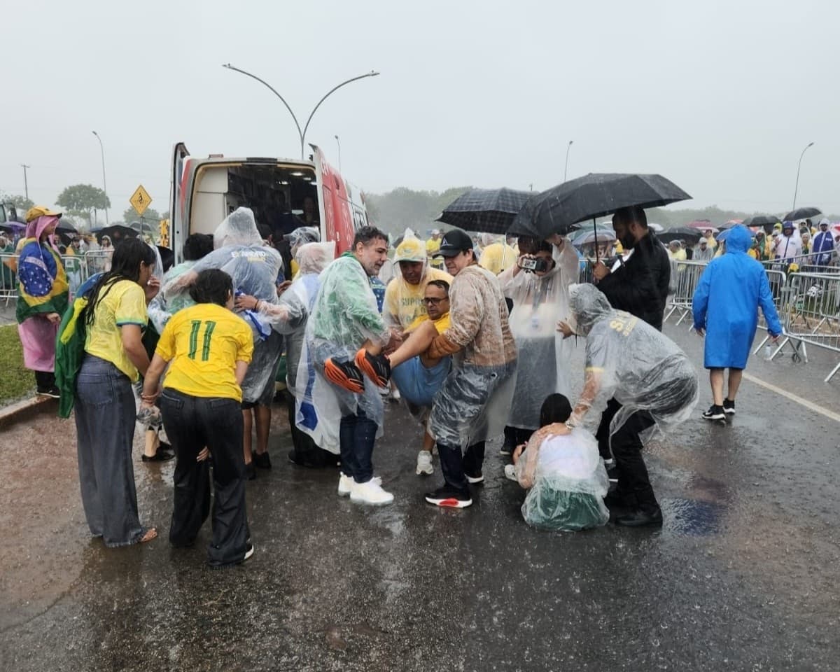 Raio atinge manifestação de Nikolas Ferreira e deixa feridos em Brasília