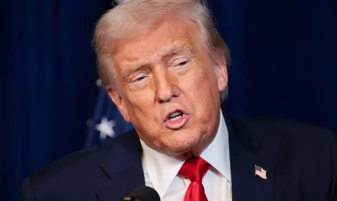 Trump anuncia envio de “grande armada” ao Irã e exige acordo nuclear