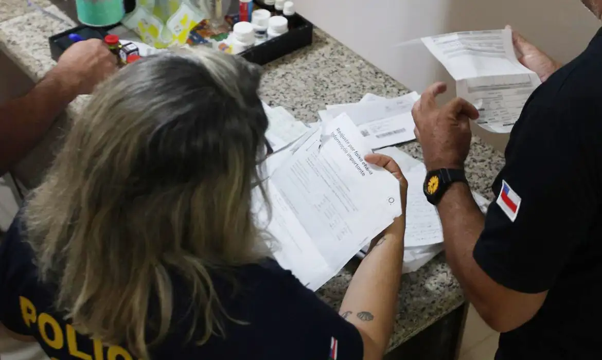 AM: Polícia detém agentes públicos suspeitos de colaborar com facção