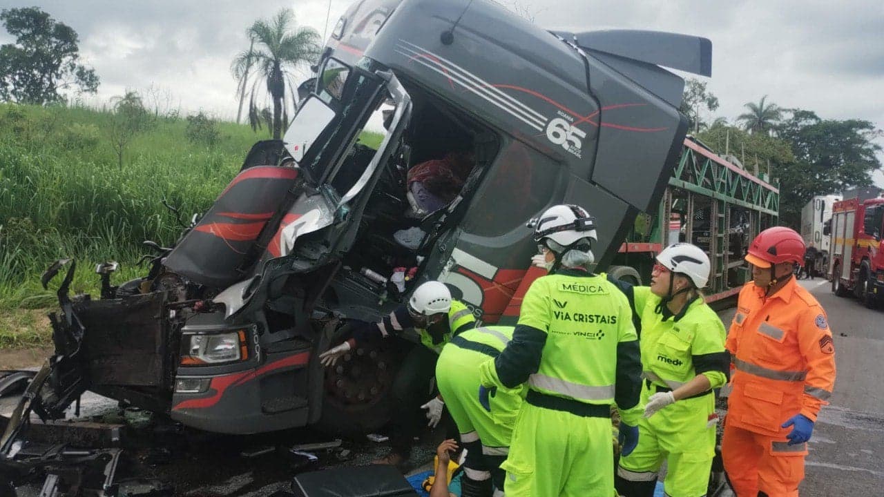 Batida entre carretas é registrada na BR-040, em Sete Lagoas