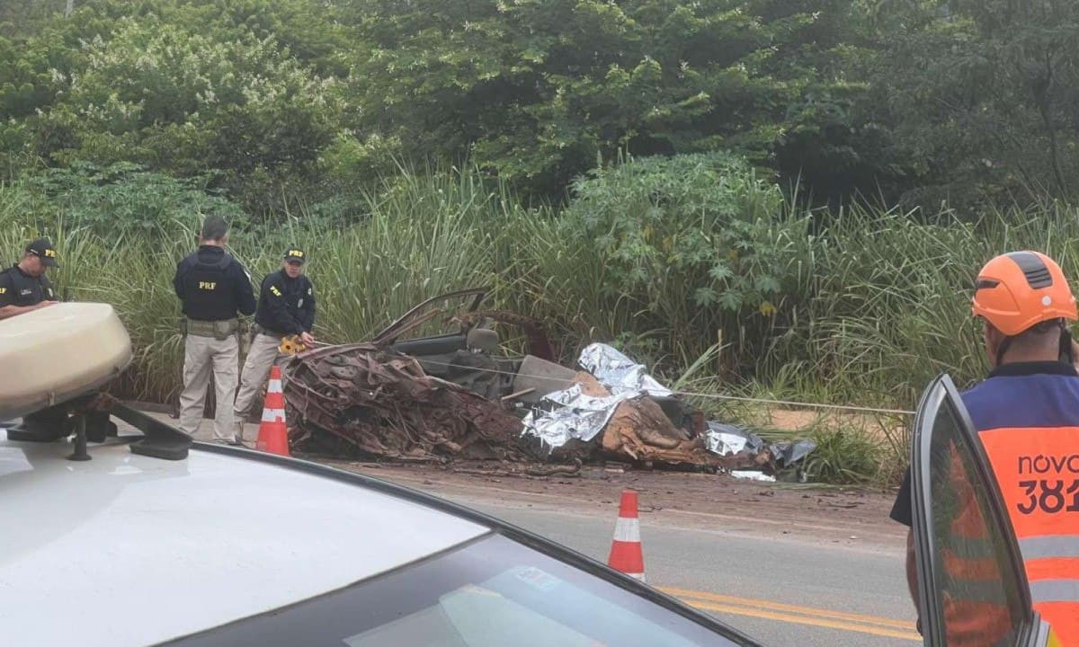 Carreta invade contramão, parte carro ao meio e deixa três mortos na BR-381 em Santa Luzia